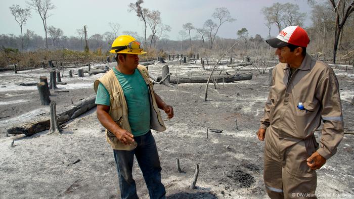 Los bomberos bolivianos Moisés Soria Valverde y Ronald Picolomini.
