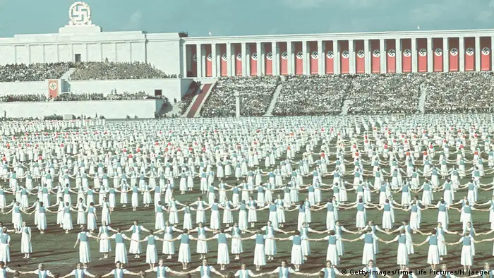 Formation des Bundes Deutscher Mädel (BDM) auf dem Reichsparteitag 1938 (Getty-Images/Time Life Pictures/H. Jaeger)