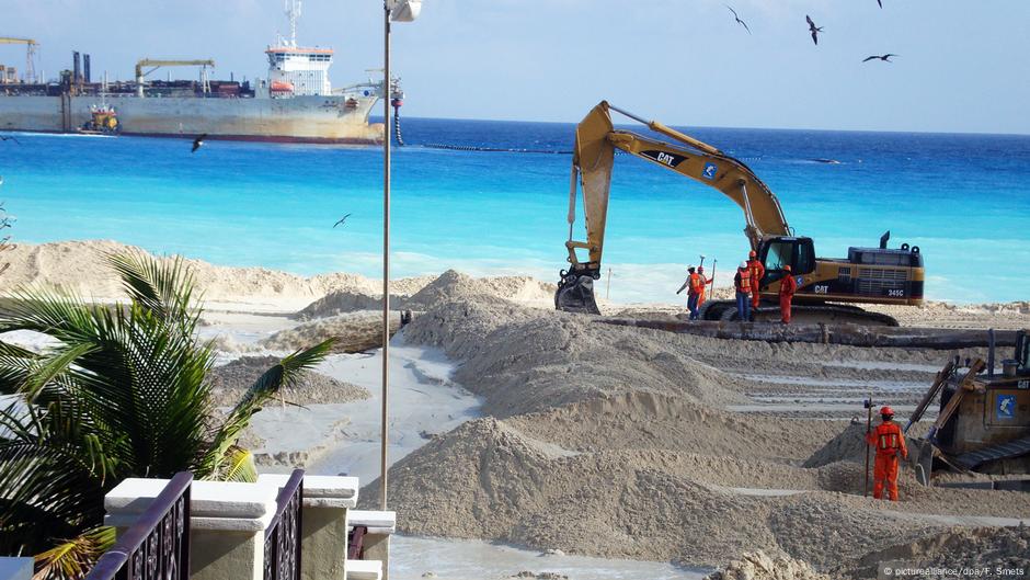 Excavaciones en playas de Cancún esparcen arena blanca