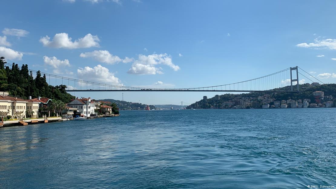 Fatih Sultan Mehmet Köprüsü'nün uzaktan görünüşü