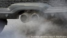 ARCHIV - 14.11.2016, Stuttgart: Abgase strömen während eines Feinstaubalarms aus dem Auspuff eines Autos. Wissenschaftler des Max-Planck-Instituts für Chemie im rheinland-pfälzischen Mainz sowie die dortige Unimedizin stellen eine Studie zu gesundheitlichen Folgen von Luftschadstoffen vor. (zu dpa «Wie krank macht schlechte Luft? - Wissenschaftler stellen Studie vor» vom 11.03.2019) Foto: Franziska Kraufmann/dpa +++ dpa-Bildfunk +++ | Verwendung weltweit