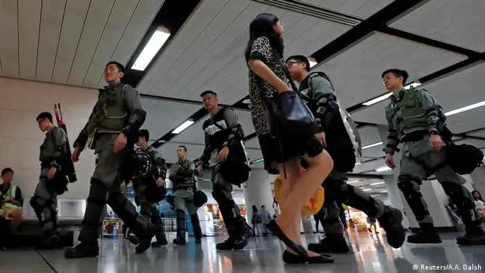 Hongkong Polizei patrouilliert in MTR-Station