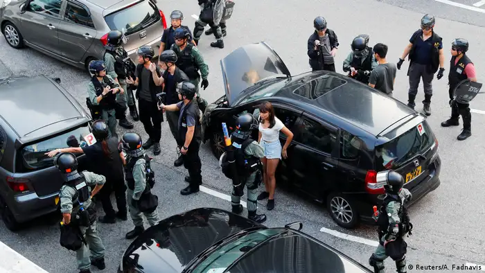 Hong Kong | Polizei durchsucht Autos in der Nähe der Tung Chung Station