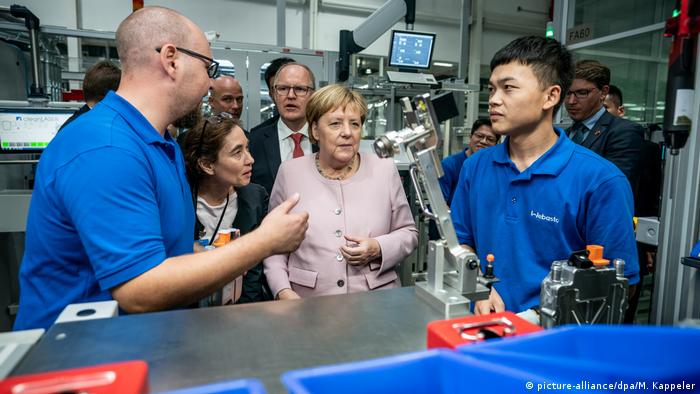 Il cancelliere tedesco Angela Merkel visita la fabbrica Webasto a Wuhan. 