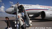 07.09.2019, Russland, Moskau: 6002165 07.09.2019 Participants of a simultaneous release of detainees agreed between Russia and Ukraine leave the plain upon arrival from Kiev to Moscow at the Vnukovo airport, outside Moscow, Russia. Russia and Ukraine began work on the simultaneous release of detained and convicted persons in the end of the summer. Iliya Pitalev / Sputnik Foto: Iliya Pitalev/Sputnik/dpa |