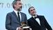 O diretor Todd Phillips e o ator Joaquin Phoenix recebem o Leão de Ouro em Veneza por "Coringa" O diretor Todd Phillips e o ator Joaquin Phoenix recebem o Leão de Ouro em Veneza por "Coringa"