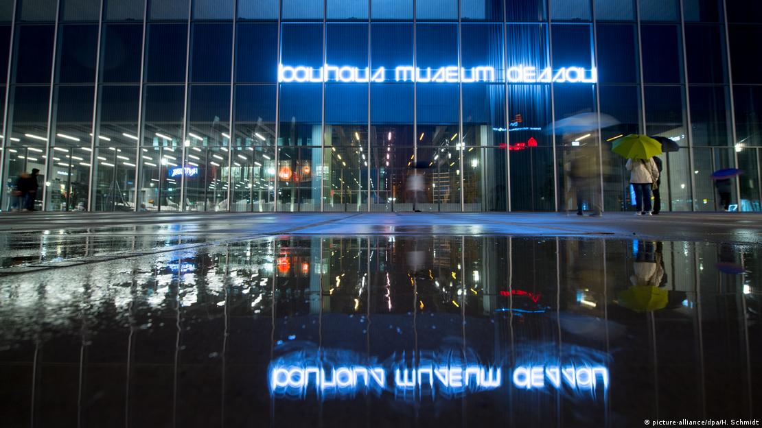 Βραδινή λήψη του Bauhaus-Museum στο Ντέσαου