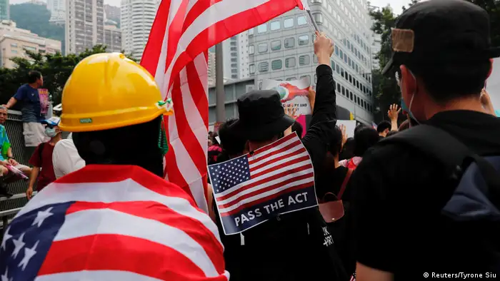Hongkong Proteste mit US-Flaggen