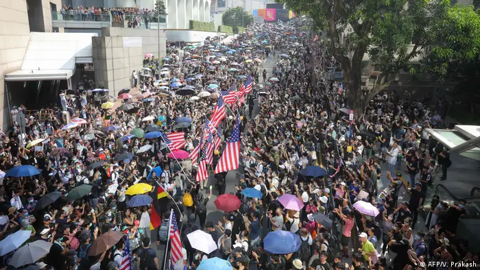 Hongkong Proteste mit US-Flaggen