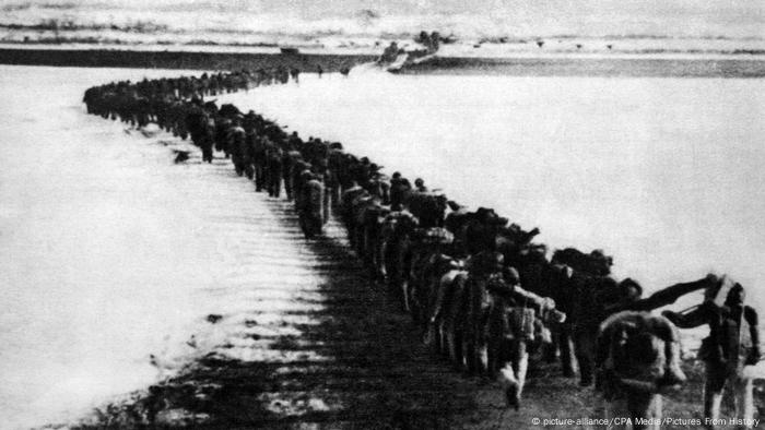 1950年6月朝鲜战争爆发，中国于10月出兵参战（图为志愿军跨过冰封的鸭绿江），直接与美国主导的联合国部队对抗，中国称之为“抗美援朝”。苏联没有直接参战，但提供了大量武器装备和资金援助。1953年6月南北双方签署了板门店协议：规定朝韩以北纬38度线为界停火，这固化了朝鲜半岛的分裂格局。