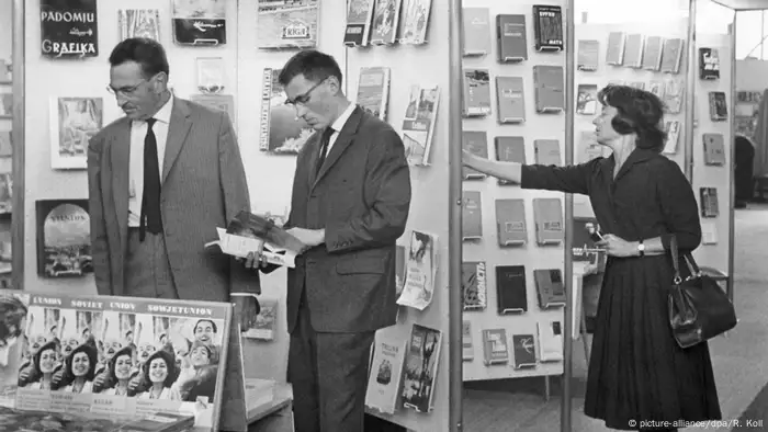 Besucher der Frankfurter Buchmesse 1964 zwischen Bücherständen. (picture-alliance/dpa/R. Koll)
