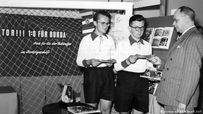 Zwei Männer des Burda-Verlags in Fußball-Trikot bei der Frankfurter Buchmesse 1954. (picture-alliance/dpa/R. Koll)