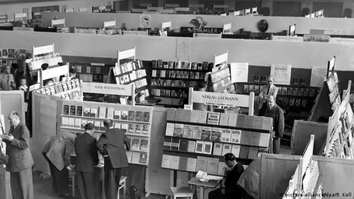 Schwarz-weiß Foto, das einen Blick in die Messehalle der Frankfurter Buchmesse zeigt.(picture-alliance/dpa/R. Koll)