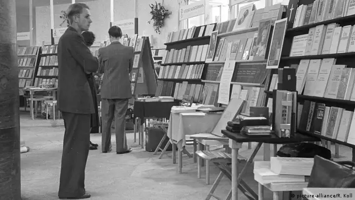 Ein Mann steht vor einem Bücherregal bei der Frankfurter Buchmesse 1949. (picture-alliance/R. Koll)