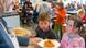 Kinder bei der Essensausgabe an der Freinetschool De Boomgard in Gent (Foto: Nina Haase) Kinder bei der Essensausgabe an der Freinetschool De Boomgard in Gent (Foto: Nina Haase)