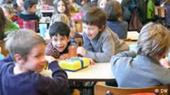 Kinder beim Essen in der Schulkantine der Freinetschool De Boomgard in Gent