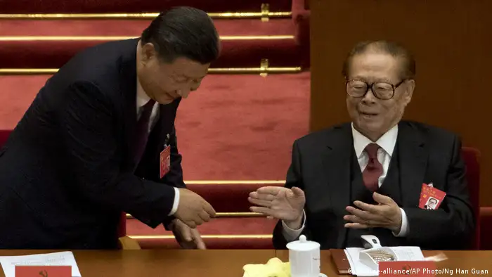 China | Xi Jinping und Jiang Zemin (picture-alliance/AP Photo/Ng Han Guan)