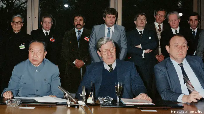 Hua Guofeng, Helmut Schmidt und Hans-Dietrich Genscher (picture-alliance/dpa)