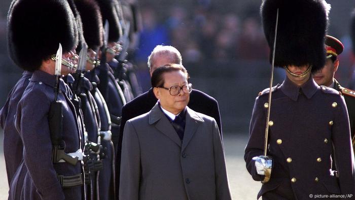 Großbritannien | Chinas Staatspräsident Jiang Zemin 1999 (picture-alliance/AP)