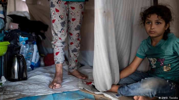 Δύο κορίτσια στο στρατόπεδο προσφύγων της Μοίρα