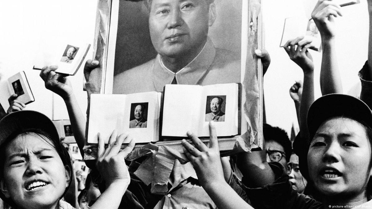 毛泽东发动的“文革”，历史学家估计造成200-300万人非正常死亡。照片拍摄于1966年9月。