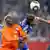 Kopfballduell zwischen Marcelo Bordon von Schalke 04 in königsblauem Trikot gegen Aristide Bance von Mainz in leuchtendem Lila(Foto: AP)