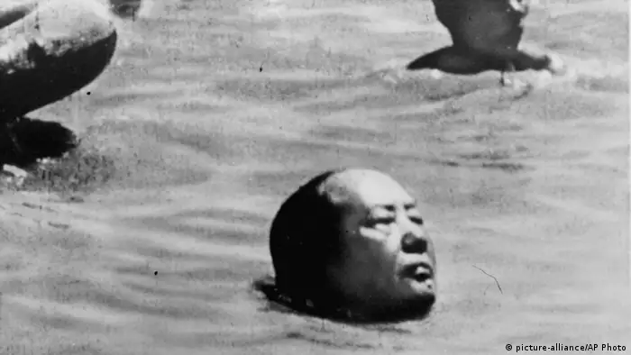 01 - 60 Jahre China im Umbruch | Die Kulturrevolution | Yangtze See (picture-alliance/AP Photo)
