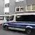 Микроавтобус немецкой полиции припаркован у входа в жилой дом