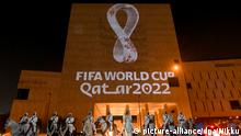 03.09.2019, Katar, Doha: An die Fassade des Gebäudes in Souq Waqif Doha, der Hauptstadt von Katar, wird das Logo der Fußball-Weltmeisterschaft in Katar 2022 projeziert. Gut drei Jahre vor dem Eröffnungsspiel hat die FIFA zuvor in Doha das Logo vorgestellt. Es zeigt eine stilisierte weit geschwungen Acht - symbolisch für die acht WM-Stadien während der Endrunde. Zugleich sei es den wellenförmigen Dünen in dem Wüsten-Emirat am Golf nachempfunden. Ein weiteres Merkmal sind die Stickereien, wie sie für Schals in der arabischen Welt typisch sind. Foto: Nikku/XinHua/dpa +++ dpa-Bildfunk +++ |