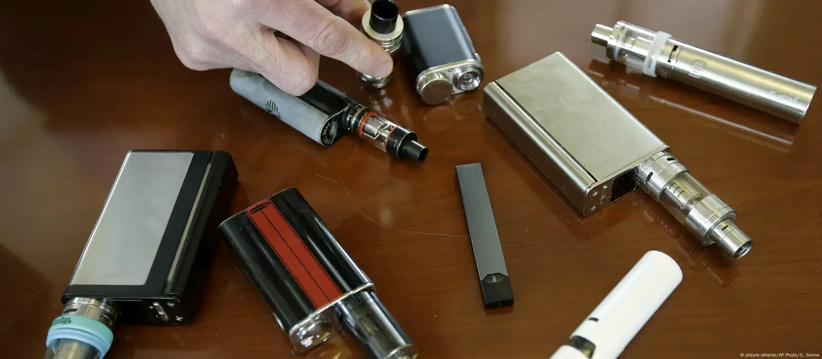 India announces ban on e cigarettes DW 09 18 2019