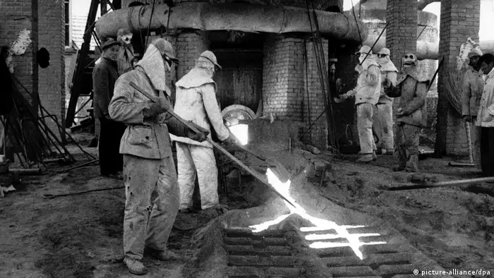 02 - 60 Jahre China im Umbruch | Der Sprung ins Verderben | Stahlherstellung (picture-alliance/dpa)