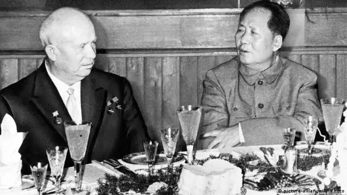 10 - 60 Jahre China im Umbruch | Der Sprung ins Verderben | Nikita Khrushchev und Mao Tse Tung (picture-alliance/AP Photo)