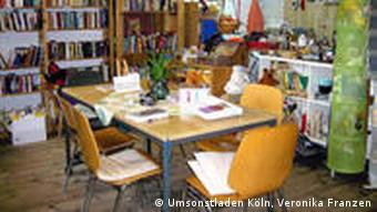 Innenraum des Kölner Umsonstladens mit vielen Büchern (Foto: Monika Griebeler/DW)