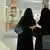 Mulheres com burka em shopping em Riad
