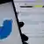 Смартфон с логотипом соцсети Twitter