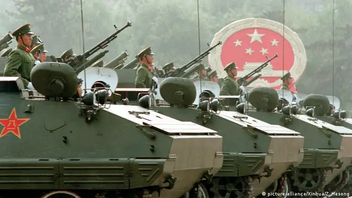 BG China | Der Wandel beginnt 10 | Peking Militärparade 1984 (picture-alliance/Xinhua/Z. Hesong)