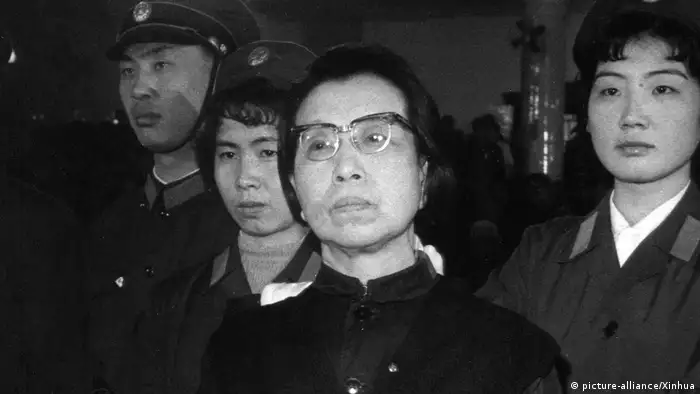 BG China | Der Wandel beginnt 09 | Jiang Qing im Prozeß gegen Viererbande (picture-alliance/Xinhua)