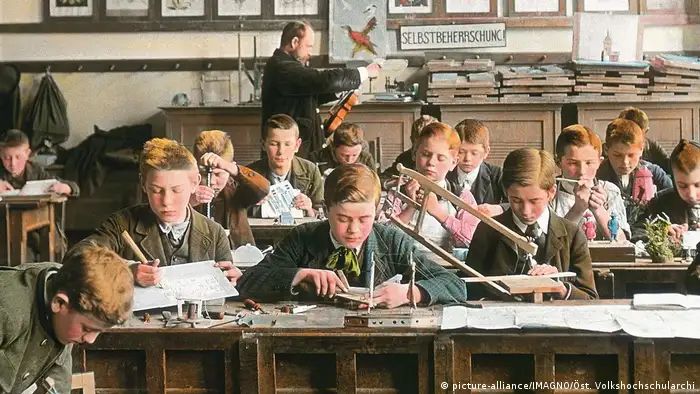 Schulklasse - Handkoloriertes Glasdiapositiv um 1905 (picture-alliance/IMAGNO/Öst. Volkshochschularchi)