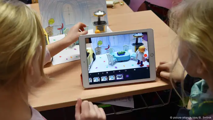100 Jahre Grundschule | Schulprojekt medienfit (picture-alliance/dpa/B. Settnik)