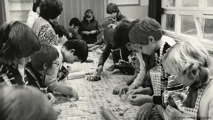 100 Jahre Grundschule | Kinder in einem DDR-Schulhort / Foto 1980 (picture-alliance/akg-images)