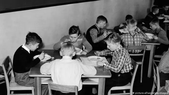 100 Jahre Grundschule | Schulspeisung Berlin 1951 (picture-alliance/akg-images)