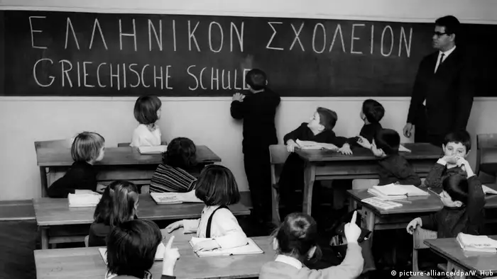 100 Jahre Grundschule | Sprachförderung für griechische Kinder (picture-alliance/dpa/W. Hub)