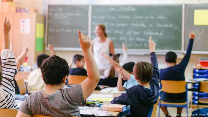 100 Jahre Grundschule | Viertklässler einer Grundschule (picture-alliance/dpa/F. Molter)