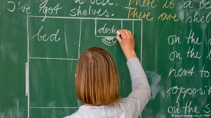 100 Jahre Grundschule | Lehrerin einer Grundschule (picture-alliance/dpa/P. Pleul)