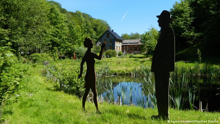 Zwei Skulpturen, eine Frau und ein Mann aus Metall, stehen an einem Teich (bemerkenswert/Manfred Boelke)