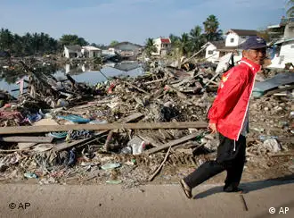 2004年12月底，海啸过后泰国的一个渔村