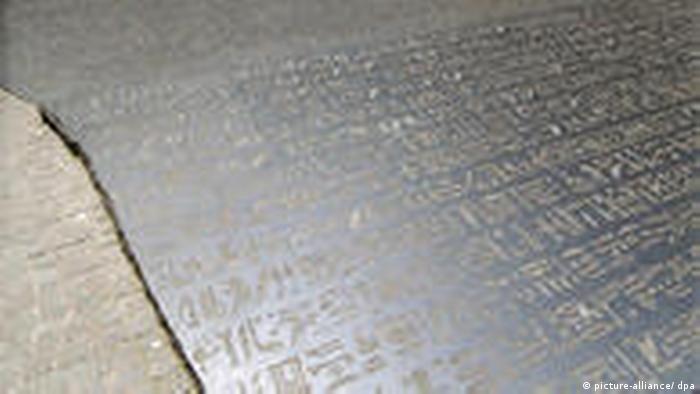 حجر رشيد يحتوى على مرسوم كتب بثلاثة خطوط الهيروغليفية (الكتابة المقدسة الدينية) والديموطيقية (لغة الشعب) والإغريقية.