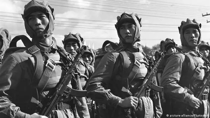 Bildergalerie China Militärparade zum Nationalfeiertag 1953 (picture-alliance/Photoshot)