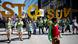 Manifestantes carregam letras gigantes, formando a expressão "Stop SUV" Manifestantes carregam letras gigantes, formando a expressão "Stop SUV"