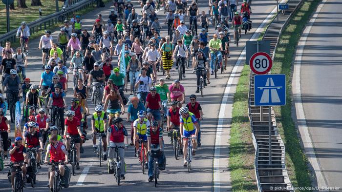 Over ten thousand cyclists ride to the environmental demonstration outside the IAA motor show (picture-alliance/dpa/B. Roessler)